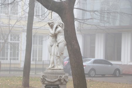 Утром центр Одессы «утонул» в тумане (фоторепортаж)