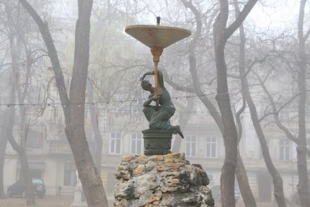 Утром центр Одессы «утонул» в тумане (фоторепортаж)