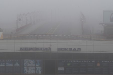 Утром центр Одессы «утонул» в тумане (фоторепортаж)
