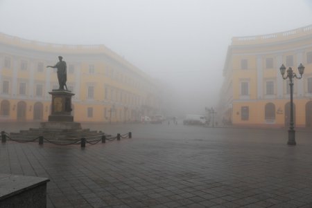 Утром центр Одессы «утонул» в тумане (фоторепортаж)