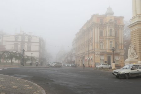 Утром центр Одессы «утонул» в тумане (фоторепортаж)