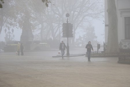 Утром центр Одессы «утонул» в тумане (фоторепортаж)