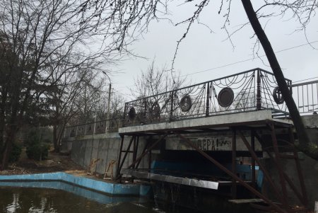 Мост между прудами в парке Победы капитально ремонтируют (фото)