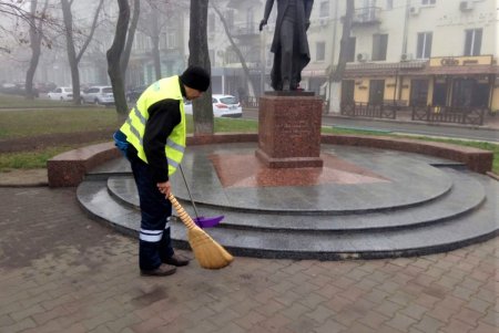 Коммунальщики следят за чистотой возле бюветов и очищают от мусора пожарные водоемы (фото)