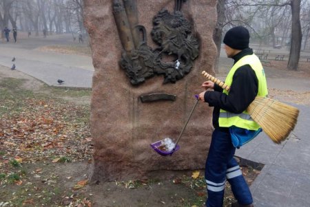 Коммунальщики следят за чистотой возле бюветов и очищают от мусора пожарные водоемы (фото)