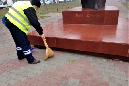 Коммунальщики следят за чистотой возле бюветов и очищают от мусора пожарные водоемы (фото)