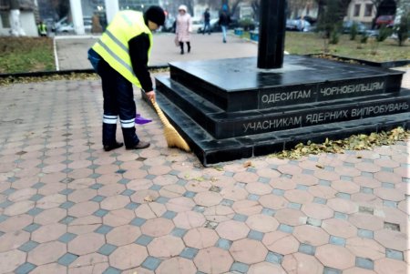 Коммунальщики следят за чистотой возле бюветов и очищают от мусора пожарные водоемы (фото)