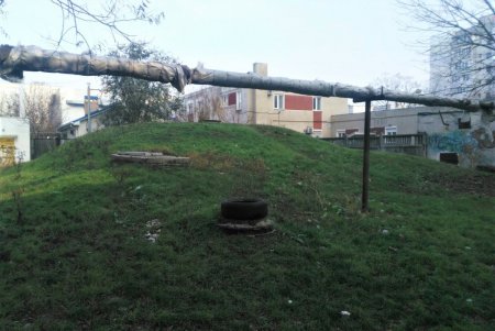 Коммунальщики следят за чистотой возле бюветов и очищают от мусора пожарные водоемы (фото)