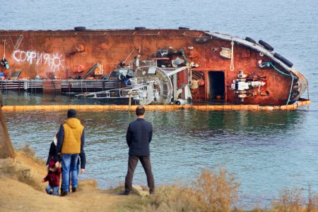 Место аварии танкера «Делфи» стало популярным у одесситов и туристов (фоторепортаж)