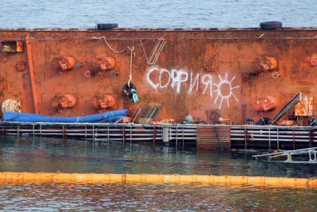 Место аварии танкера «Делфи» стало популярным у одесситов и туристов (фоторепортаж)