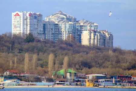 Место аварии танкера «Делфи» стало популярным у одесситов и туристов (фоторепортаж)
