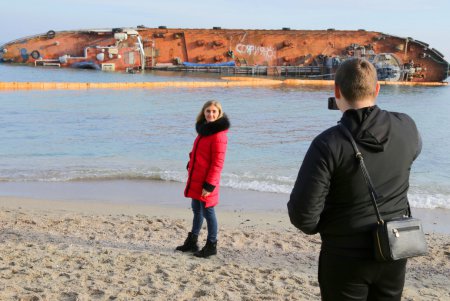 Место аварии танкера «Делфи» стало популярным у одесситов и туристов (фоторепортаж)