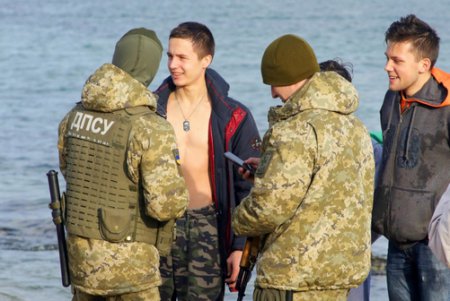 Место аварии танкера «Делфи» стало популярным у одесситов и туристов (фоторепортаж)