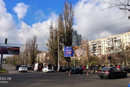На Таирова перекресток не поделили две легковушки: есть пострадавшие (фото, обновлено)