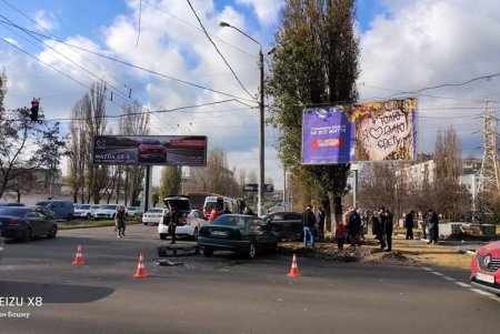 На Таирова перекресток не поделили две легковушки: есть пострадавшие (фото, обновлено)