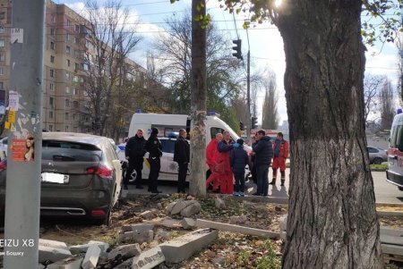 На Таирова перекресток не поделили две легковушки: есть пострадавшие (фото, обновлено)