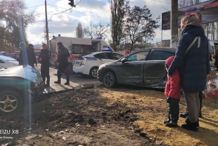 На Таирова перекресток не поделили две легковушки: есть пострадавшие (фото, обновлено)