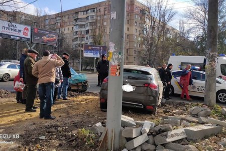 На Таирова перекресток не поделили две легковушки: есть пострадавшие (фото, обновлено)