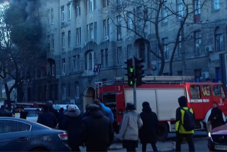 На Троицкой пылает здание экономического колледжа (фото, видео, обновлено)