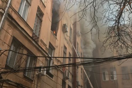 На Троицкой пылает здание экономического колледжа (фото, видео, обновлено)