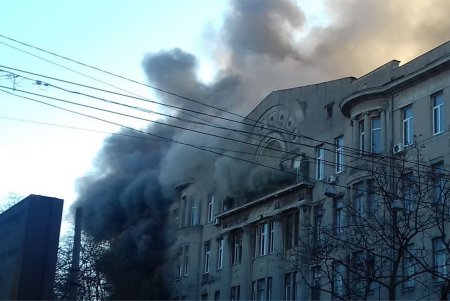 На Троицкой пылает здание экономического колледжа (фото, видео, обновлено)