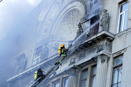 Ликвидация масштабного пожара в центре Одессы: пламя охватило здание колледжа (фоторепортаж)