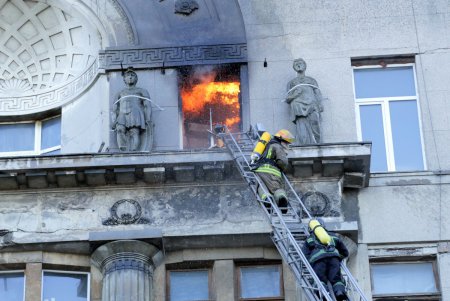 Ликвидация масштабного пожара в центре Одессы: пламя охватило здание колледжа (фоторепортаж)