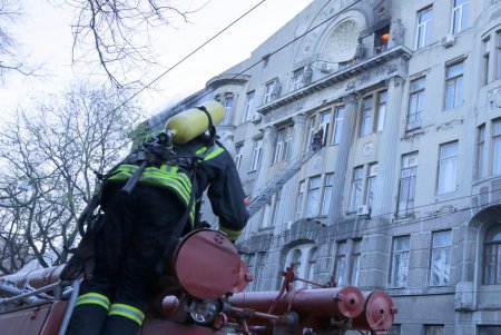 Ликвидация масштабного пожара в центре Одессы: пламя охватило здание колледжа (фоторепортаж)