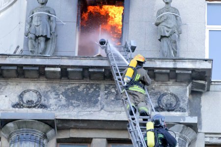 Ликвидация масштабного пожара в центре Одессы: пламя охватило здание колледжа (фоторепортаж)