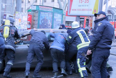 Ликвидация масштабного пожара в центре Одессы: пламя охватило здание колледжа (фоторепортаж)