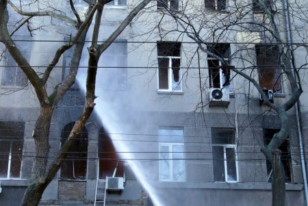 Ликвидация масштабного пожара в центре Одессы: пламя охватило здание колледжа (фоторепортаж)