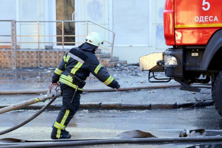Ликвидация масштабного пожара в центре Одессы: пламя охватило здание колледжа (фоторепортаж)