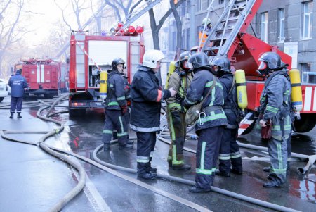 Ликвидация масштабного пожара в центре Одессы: пламя охватило здание колледжа (фоторепортаж)
