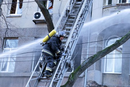 Ликвидация масштабного пожара в центре Одессы: пламя охватило здание колледжа (фоторепортаж)