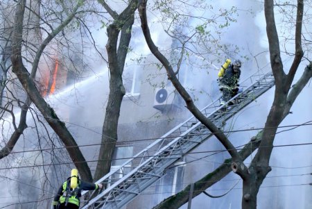 Ликвидация масштабного пожара в центре Одессы: пламя охватило здание колледжа (фоторепортаж)