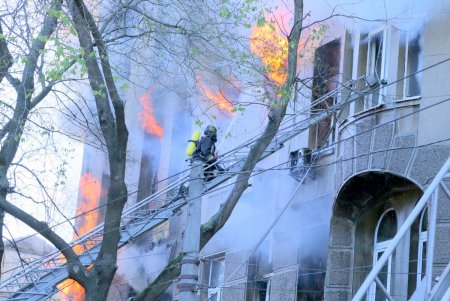 Ликвидация масштабного пожара в центре Одессы: пламя охватило здание колледжа (фоторепортаж)