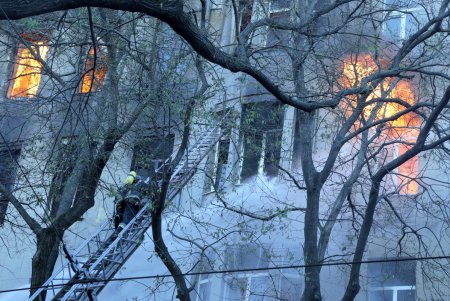 Ликвидация масштабного пожара в центре Одессы: пламя охватило здание колледжа (фоторепортаж)