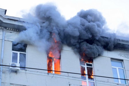 Ликвидация масштабного пожара в центре Одессы: пламя охватило здание колледжа (фоторепортаж)