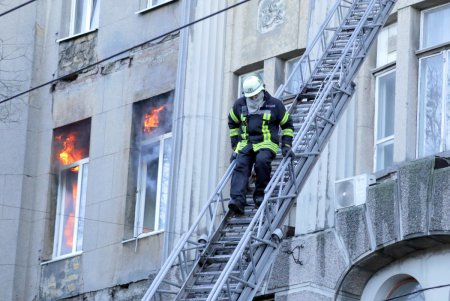 Ликвидация масштабного пожара в центре Одессы: пламя охватило здание колледжа (фоторепортаж)