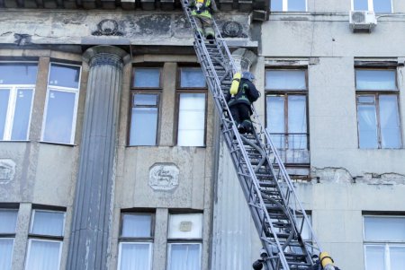 Ликвидация масштабного пожара в центре Одессы: пламя охватило здание колледжа (фоторепортаж)
