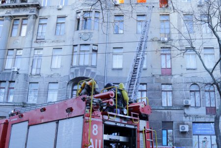 Ликвидация масштабного пожара в центре Одессы: пламя охватило здание колледжа (фоторепортаж)