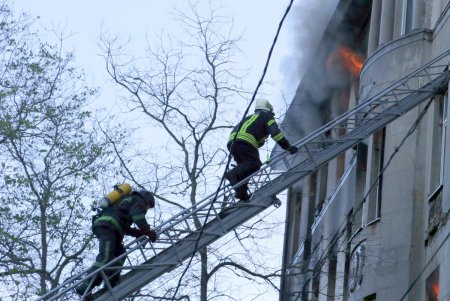 Ликвидация масштабного пожара в центре Одессы: пламя охватило здание колледжа (фоторепортаж)