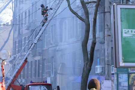 Ликвидация масштабного пожара в центре Одессы: пламя охватило здание колледжа (фоторепортаж)
