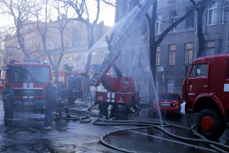 Ликвидация масштабного пожара в центре Одессы: пламя охватило здание колледжа (фоторепортаж)