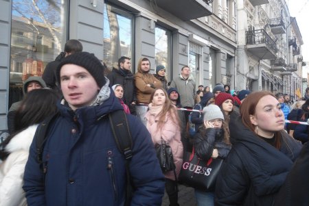 Одесситы разыскивают родных и друзей, которые могли пострадать в горевшем на Троицкой здании