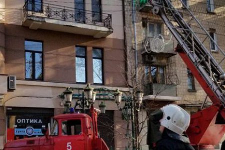 Коммунальщики подвозят в цистернах воду и предоставляют спасателям спецтехнику для тушения пожара в колледже (фото)