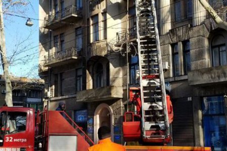 Коммунальщики подвозят в цистернах воду и предоставляют спасателям спецтехнику для тушения пожара в колледже (фото)