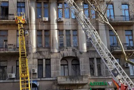 Коммунальщики подвозят в цистернах воду и предоставляют спасателям спецтехнику для тушения пожара в колледже (фото)