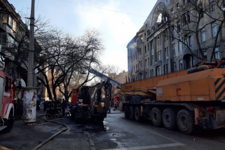 Спасатели проливают здание горевшего колледжа и принимают решение, когда можно приступить к разбору завалов (фото, видео)