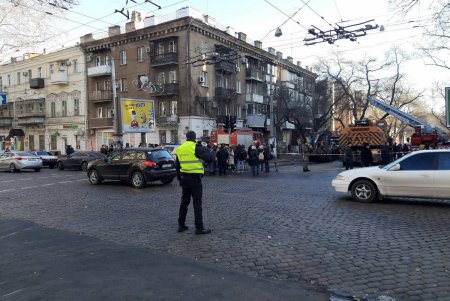 Спасатели проливают здание горевшего колледжа и принимают решение, когда можно приступить к разбору завалов (фото, видео)